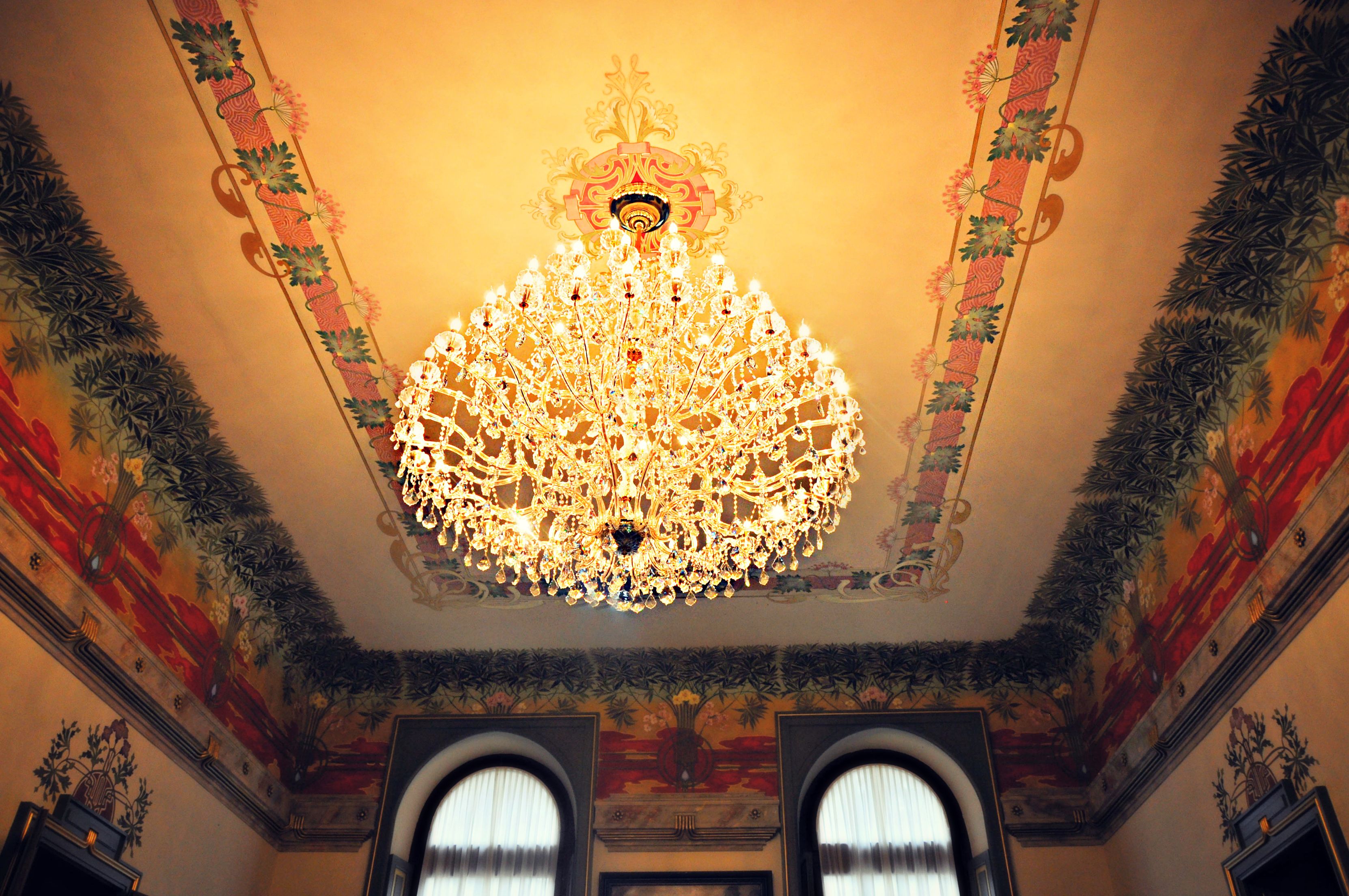 Um candelabro com design elaborado e várias luminárias.