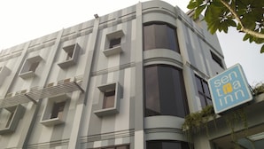 Un edificio moderno con un cartel que dice 'sen tian inn'.