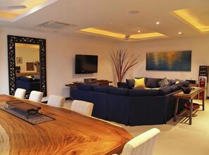 6 Bedrooms Pool Villa | Värdeförvaringsskåp på rummet, skrivbord och mörkläggningsgardiner