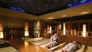 A traditional Japanese room with tatami mats, a ceiling with a starry design, and a wooden reception desk. - Aizu Kitakata  Atsushioonsen YAMAGATAYA (Kitakata)