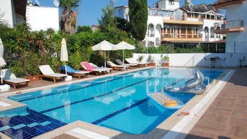 Outdoor pool, pool umbrellas, sun loungers
