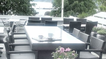 Se sirven desayunos y cenas; cocina local; con vista al mar