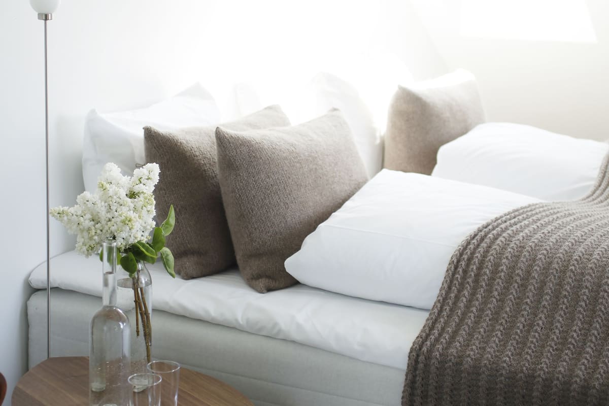 single room, shared bathroom (middle floor) | bed sheets