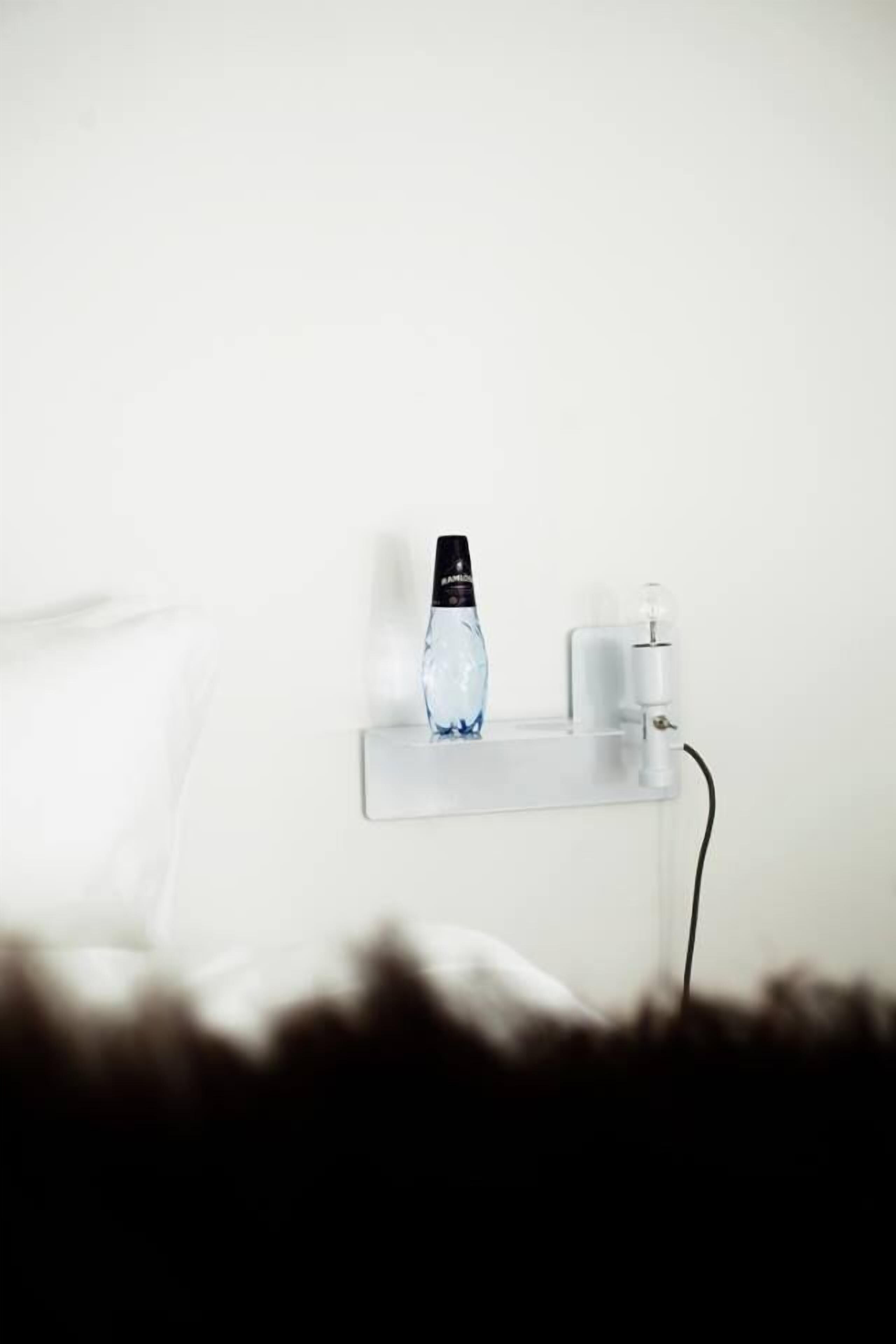 family room, private bathroom | bed sheets