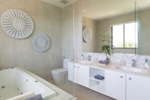 Villa de lujo, 3 habitaciones, vista al mar | Baño | Tina y regadera independientes y tina de hidromasaje 