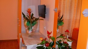 Twin Room, Multiple Bedrooms | Desk, rollaway beds (surcharge), WiFi (free), individually decorated - B&B Max (Messina)
