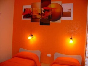 Individuell dekoriert, Schreibtisch, Zustellbetten, kostenloses WLAN