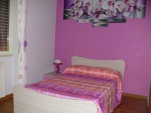 Habitación doble | Decoración individual, escritorio, camas supletorias y wifi gratis