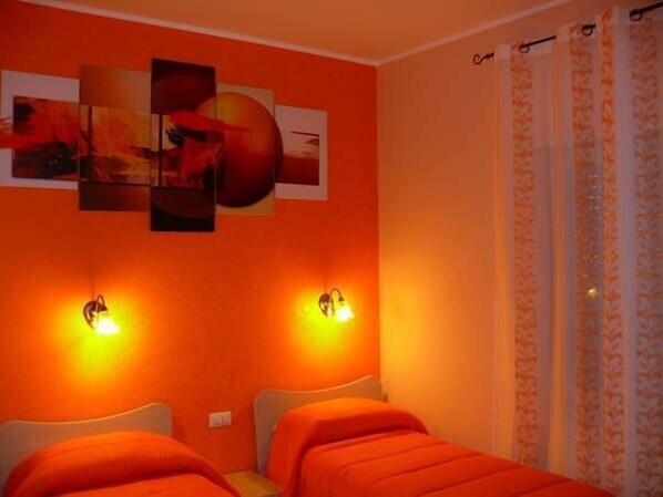 Chambre avec lits jumeaux, plusieurs chambres | Bureau, lit d’appoint (supplément), accès au Wi-Fi (inclus)