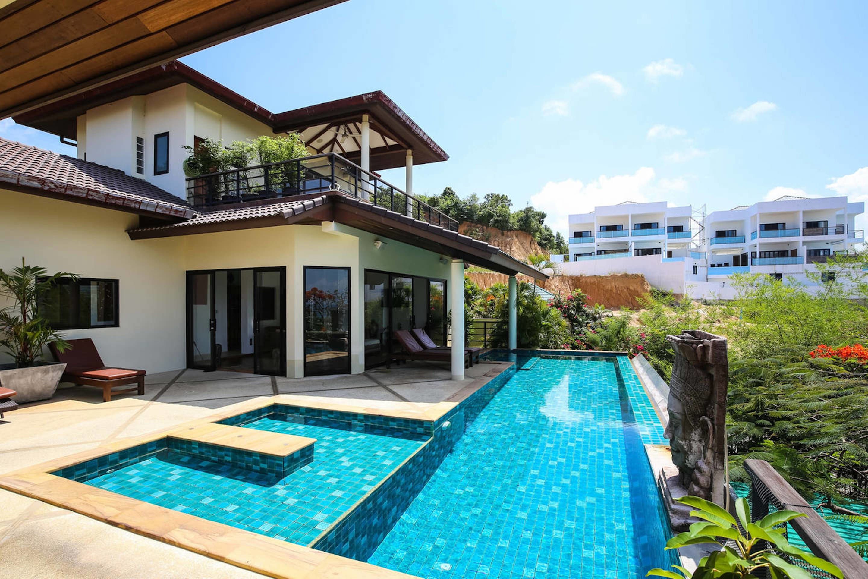 Een buitenzwembad en een infinitypool