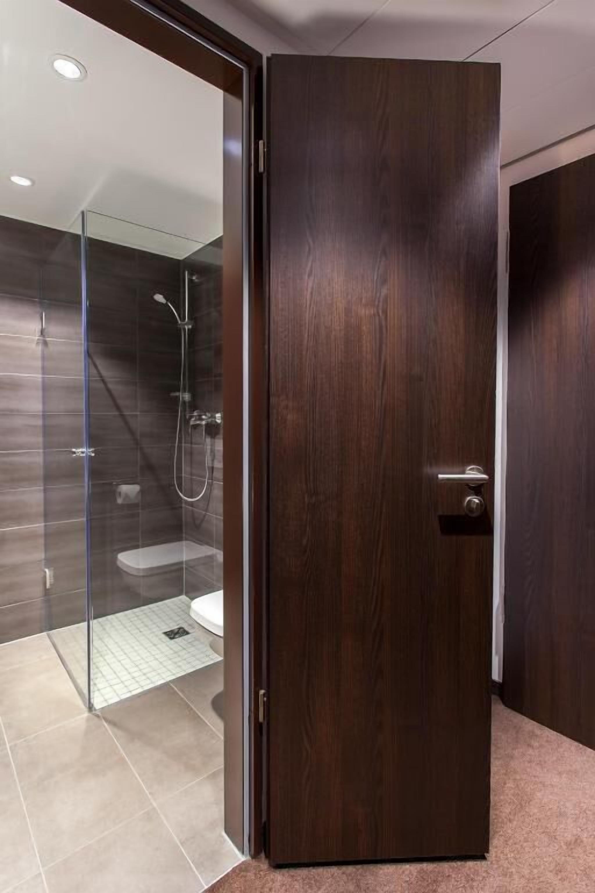 shower, free toiletries, towels