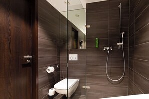 Standard Room | Bathroom | Shower, free toiletries, towels - Hotel Tobbaccon (Bensheim)