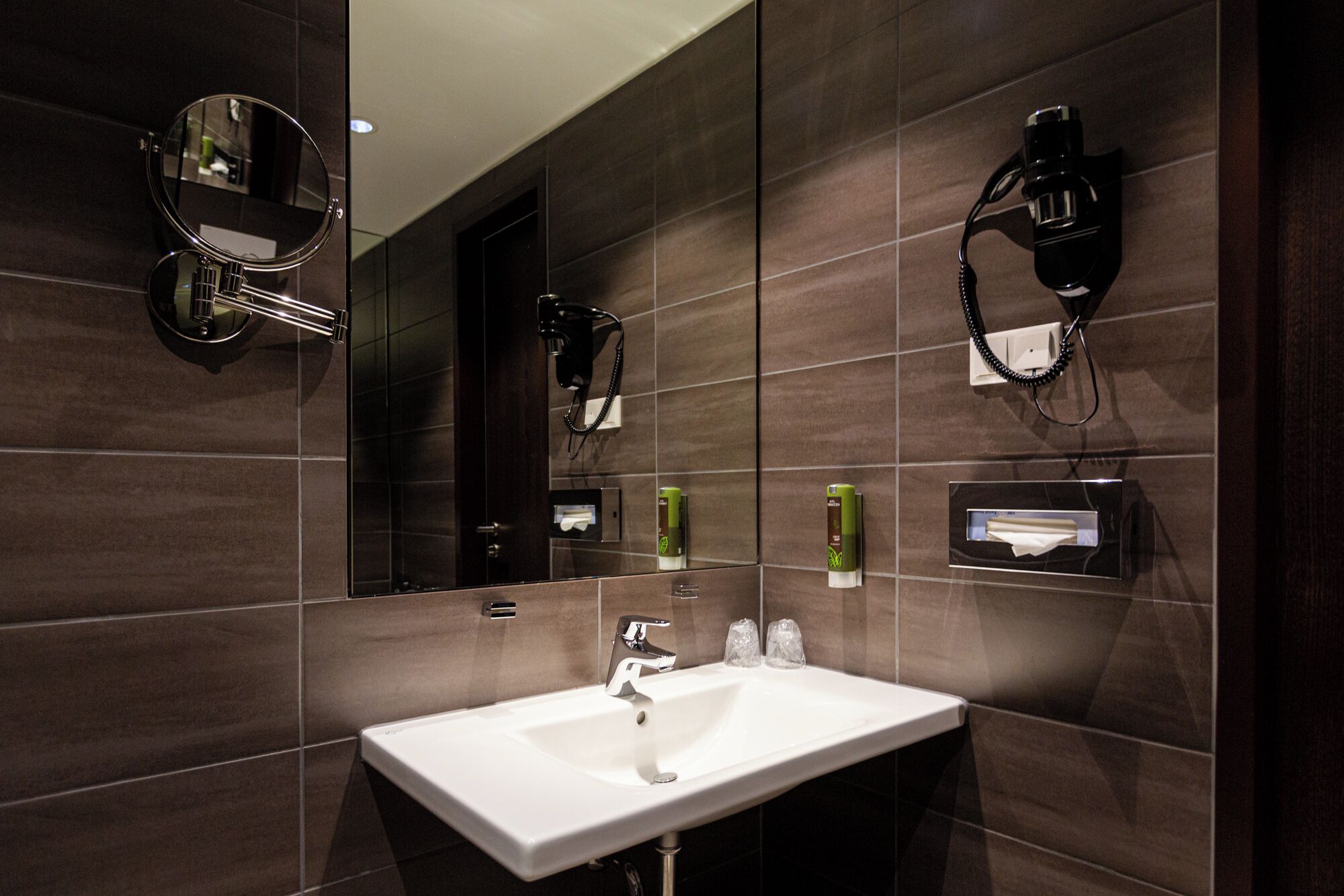 standard room | bathroom | shower, free toiletries, towels