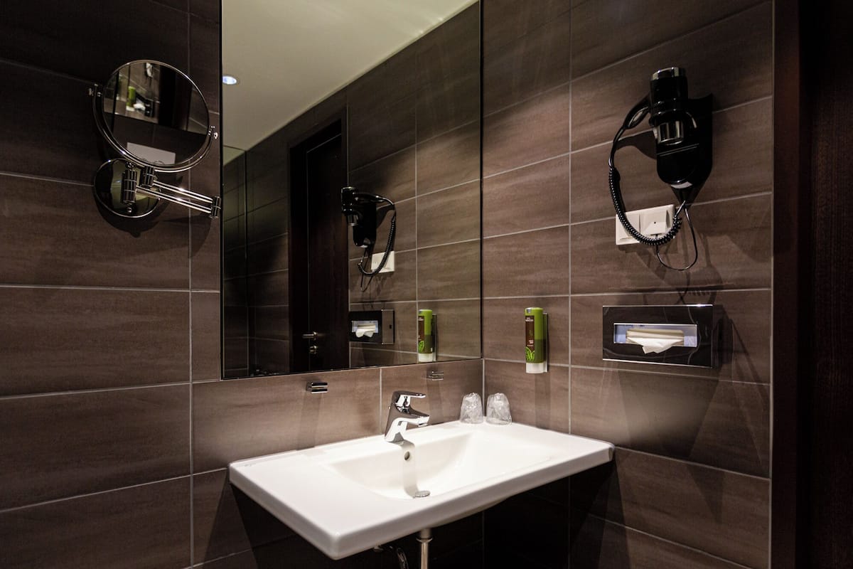 standard room | bathroom | shower, free toiletries, towels