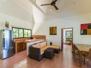 Classic-Villa, 3 Schlafzimmer | Wohnbereich | 42-Zoll-LCD-Fernseher mit Satellitenempfang, Fernseher