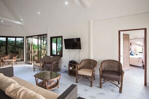 3 Bedrooms Pool Villa, Sea View | Living room