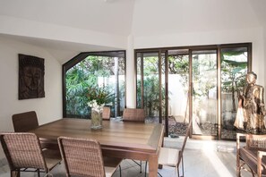 3 Bedrooms Pool Villa, Sea View | Servicio a la habitación