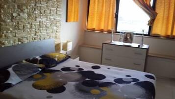 Economy Quadruple Room | 1 bilik tidur, peralatan tempat tidur premium, meja, kalis bunyi