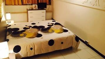 Economy Quadruple Room | 1 bilik tidur, peralatan tempat tidur premium, meja, kalis bunyi