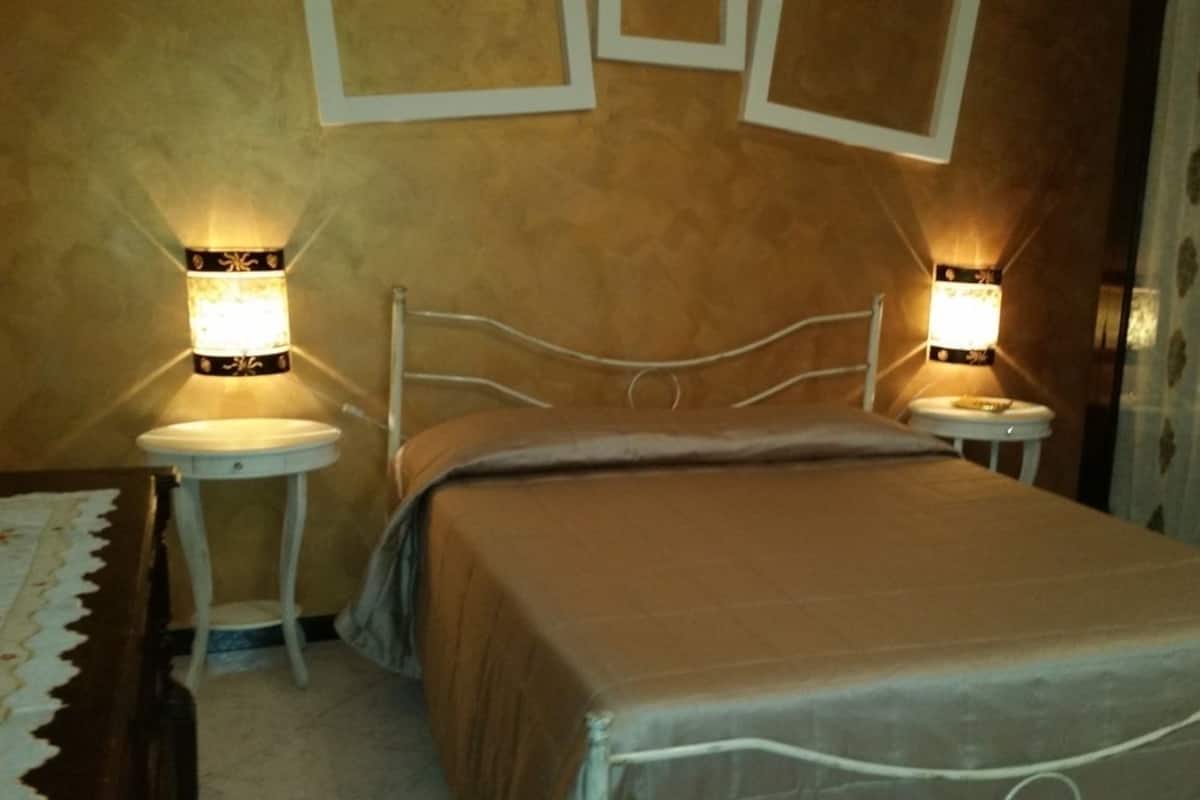 Quarto triplo conforto | 1 quarto, roupas de cama premium, escrivaninha, quartos à prova de som