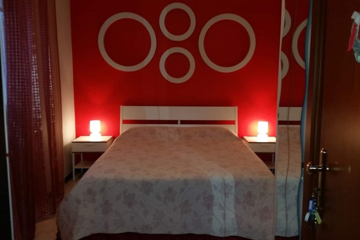1 bedroom, premium bedding, desk, soundproofing