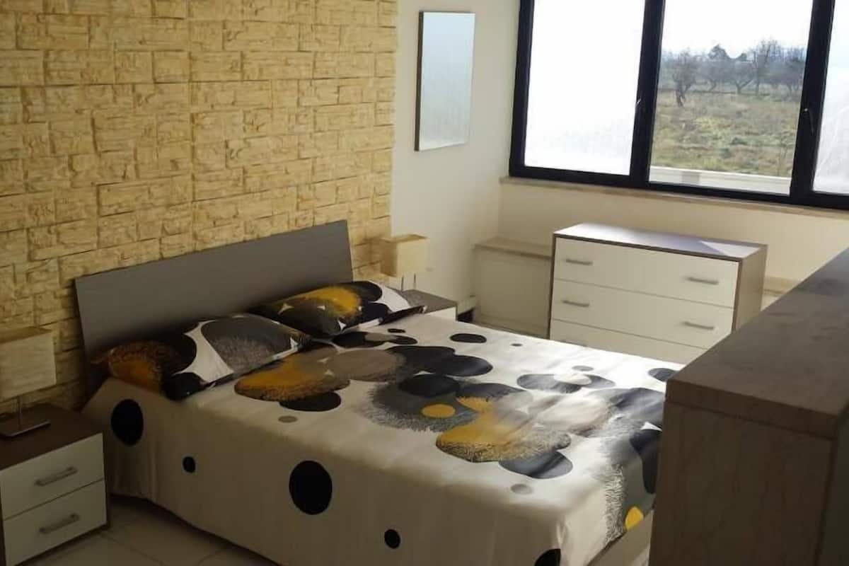 1 bedroom, premium bedding, desk, soundproofing