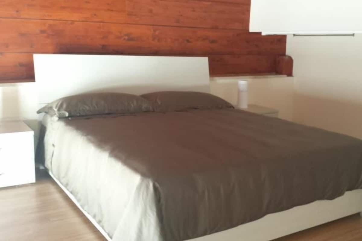 1 bedroom, premium bedding, desk, soundproofing