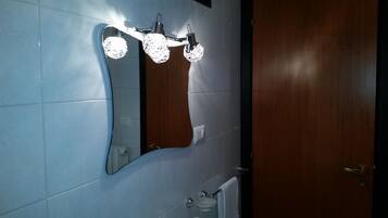 Standard Double Room | Bilik Mandi | Pancuran mandi, kelengkapan dandanan diri percuma, pengering rambut