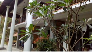 A two-story building with white columns and a balcony. - Vista Silva Rest (Unawatuna)