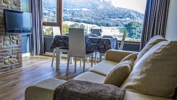 Superior appartement, 2 slaapkamers, uitzicht op bergen | Woonkamer | Flatscreentelevisie