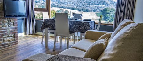 Departamento superior, 2 habitaciones, vista a la montaña | Sala de estar | Televisión de pantalla plana