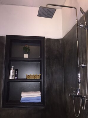 Douche, articles de toilette gratuits, chaussons, serviettes fournies