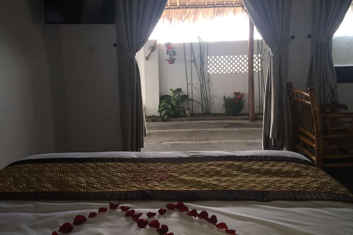 Minibar, desk, free WiFi