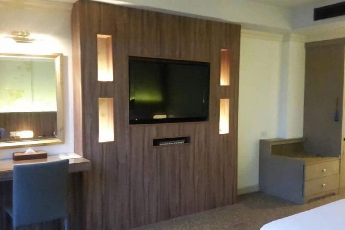 Frigobar, cofres nos quartos, escrivaninha, cortinas blackout