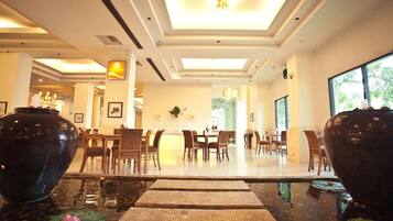 2 restaurantes; se sirven cenas y cocina tailandesa