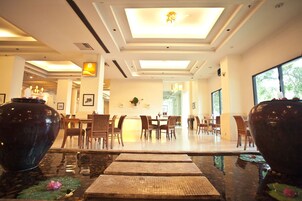 2 restaurants, dinner served, Thai cuisine