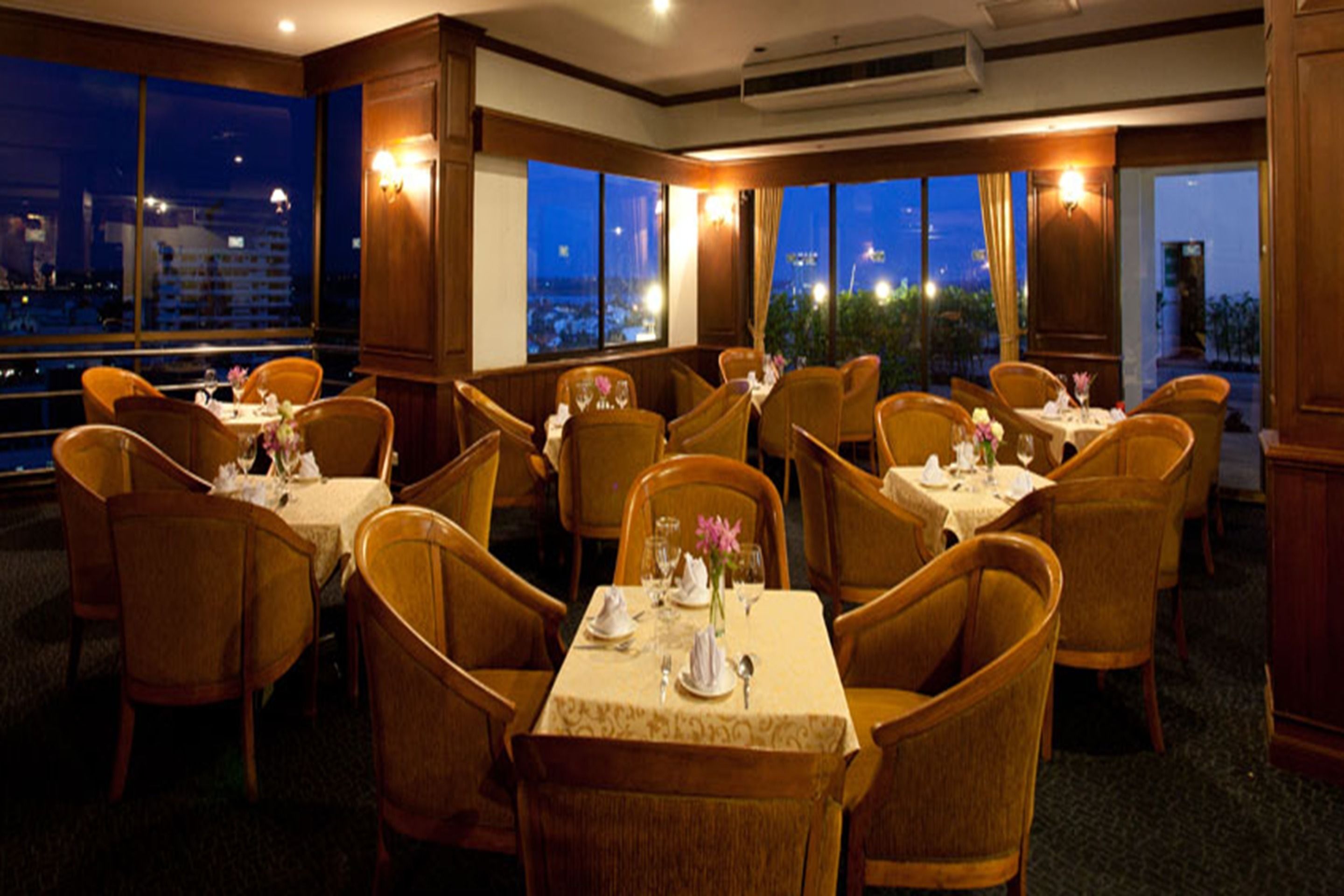 2 restaurants, dinner served, thai cuisine