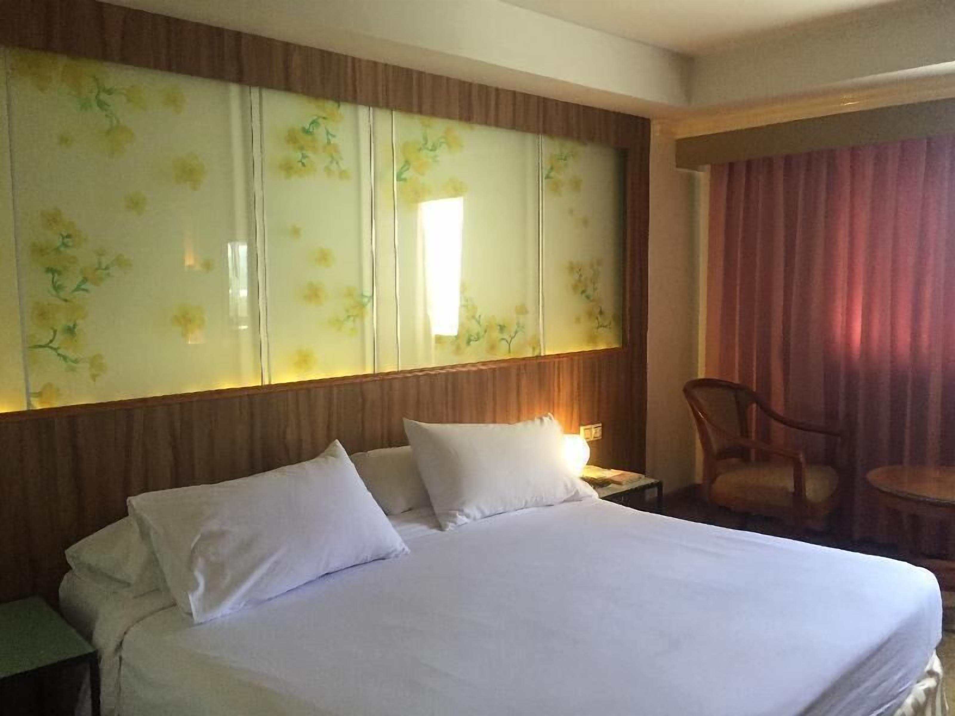 Minibar, in-room safe, desk, blackout curtains