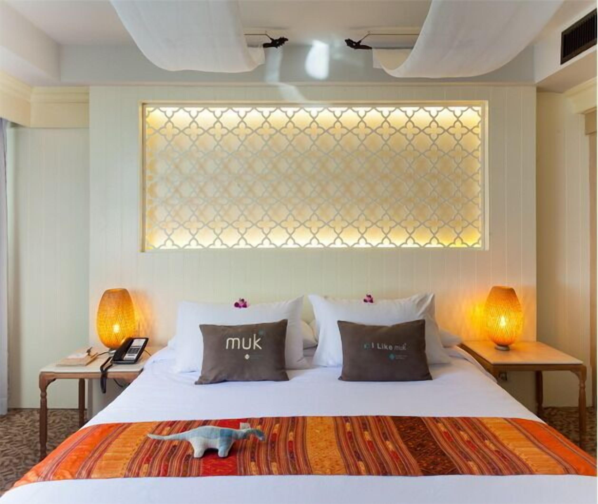 deluxe twin room | minibar, in-room safe, desk, blackout curtains