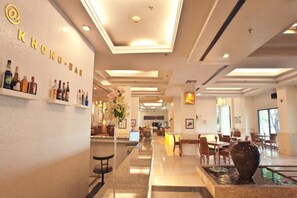 2 restaurants; dinner served  - Ploy Palace Hotel (Mukdahan)