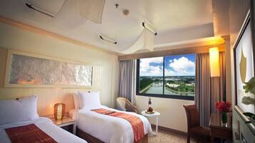 Deluxe Twin Room | Minibar, in-room safe, desk, blackout drapes