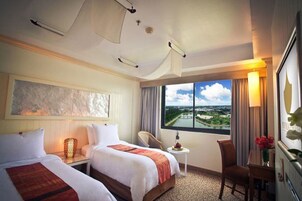 Deluxe Twin Room | Minibar, in-room safe, desk, blackout drapes