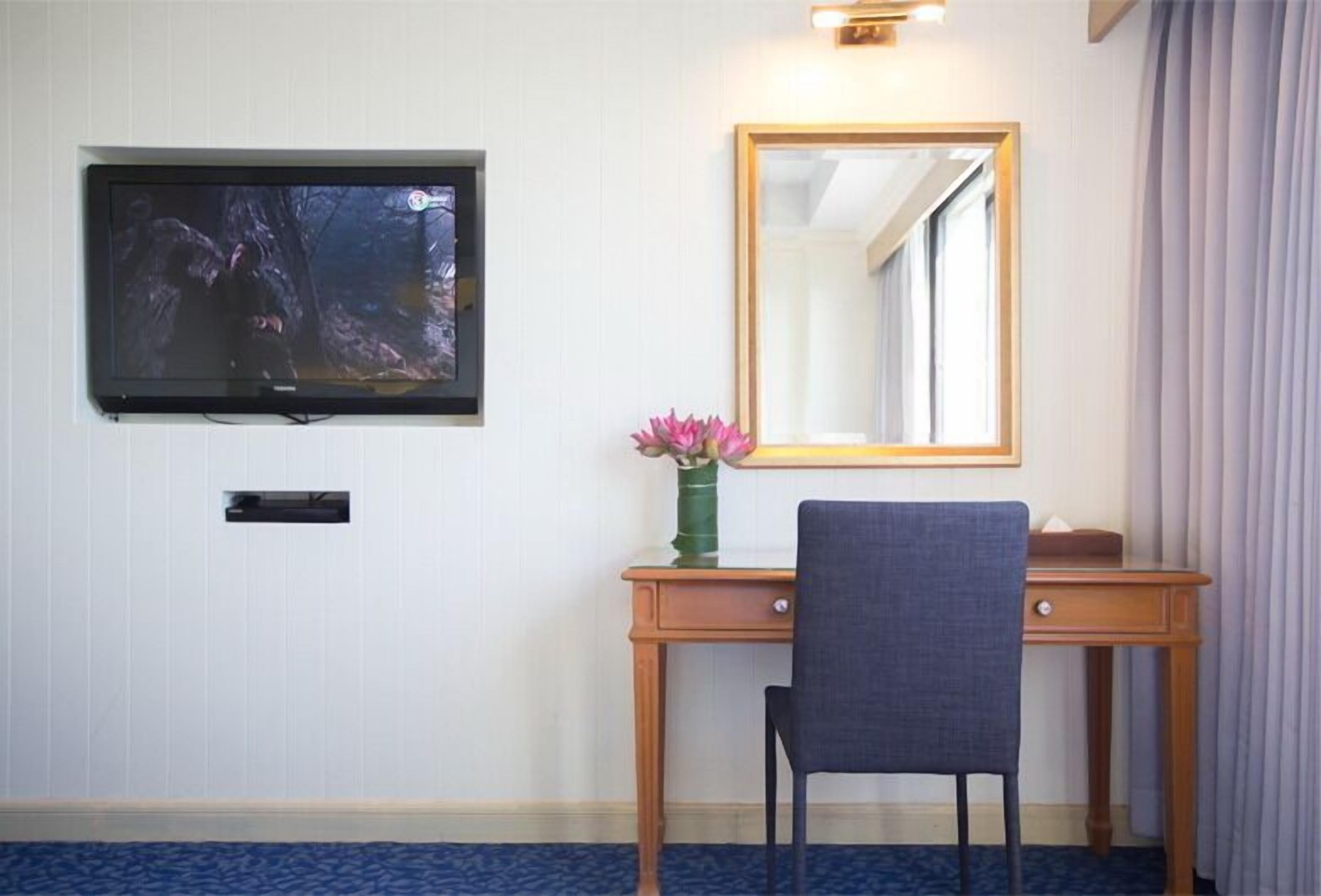 standard twin room | minibar, in-room safe, desk, blackout curtains