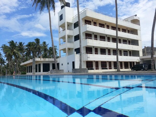 Outdoor pool - New Ocean Hill Hotel (Hikkaduwa)