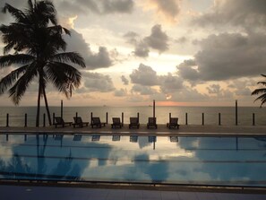 Outdoor pool - New Ocean Hill Hotel (Hikkaduwa)