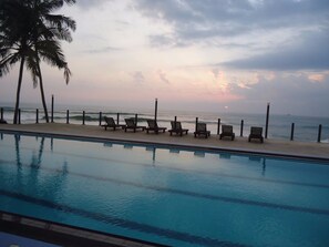 Outdoor pool - New Ocean Hill Hotel (Hikkaduwa)