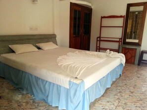 Iron/ironing board (on request), free WiFi - New Ocean Hill Hotel (Hikkaduwa)