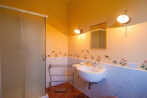 Comfort Quadruple Room, Balcony | Bathroom | Shower, free toiletries, hair dryer, bidet - B&B La Rena Rossa (Nicolosi)