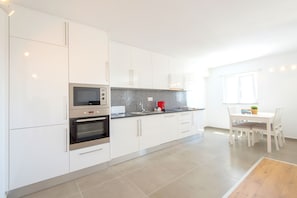 Departamento superior, 2 habitaciones, sauna | Cocineta privada | Refrigerador, microondas, horno y parrilla de estufa 