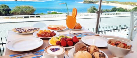 Daily buffet breakfast (EUR 13.5 per person)